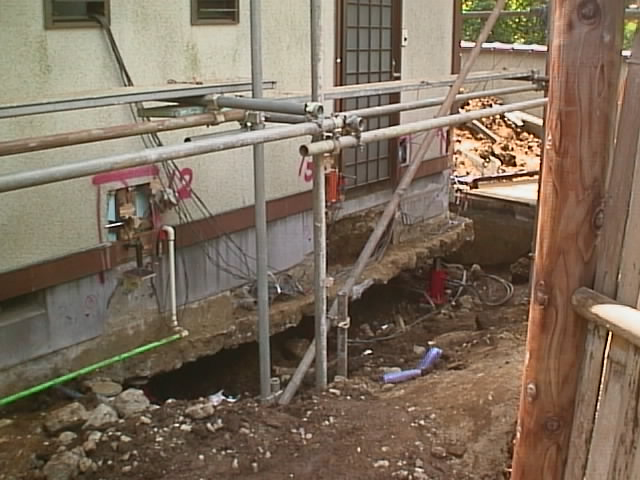 実大建物を使った沈下実験の様子（第2回実験）